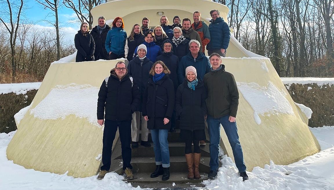 Die Beteiligten des Projektes stehen zu einem Gruppenbild aus 20 Personen zusammen