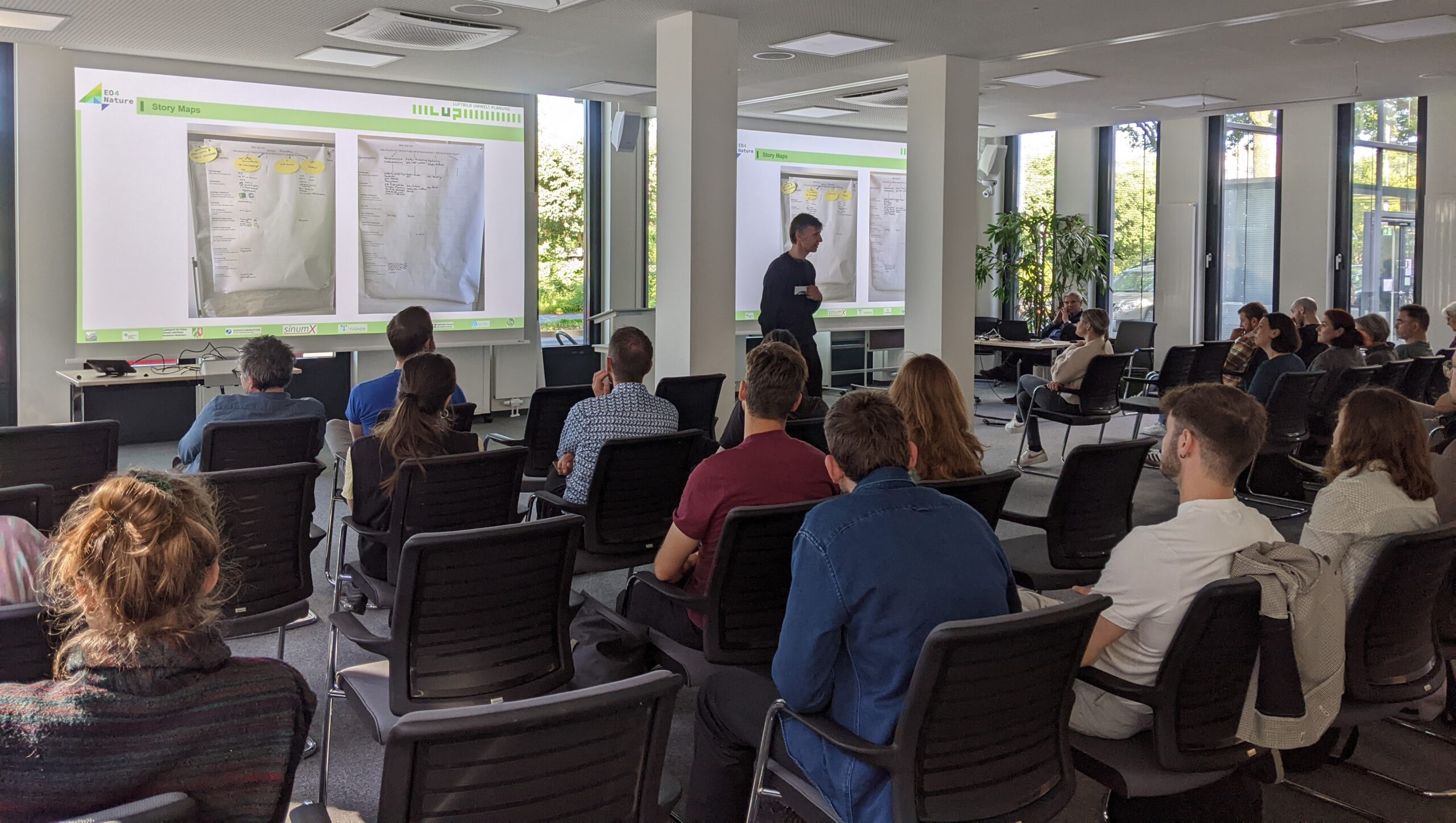 Eine Gruppe interessierter Stakeholder während eines Vortrages von Michael Förster