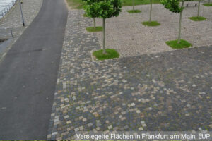 versiegelte Flächen in Frankfurt am Main mit vereinzelt frei stehenden Bäumen